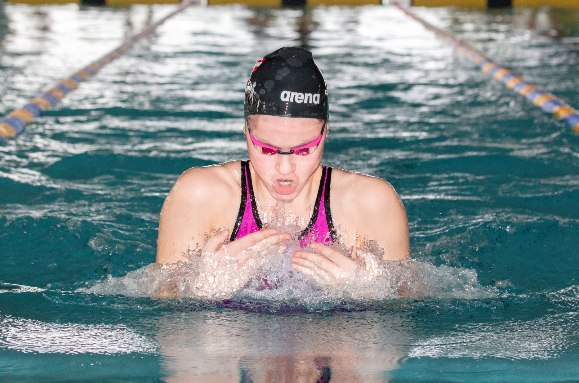 Julia Grabowski beim Brustschwimmen
