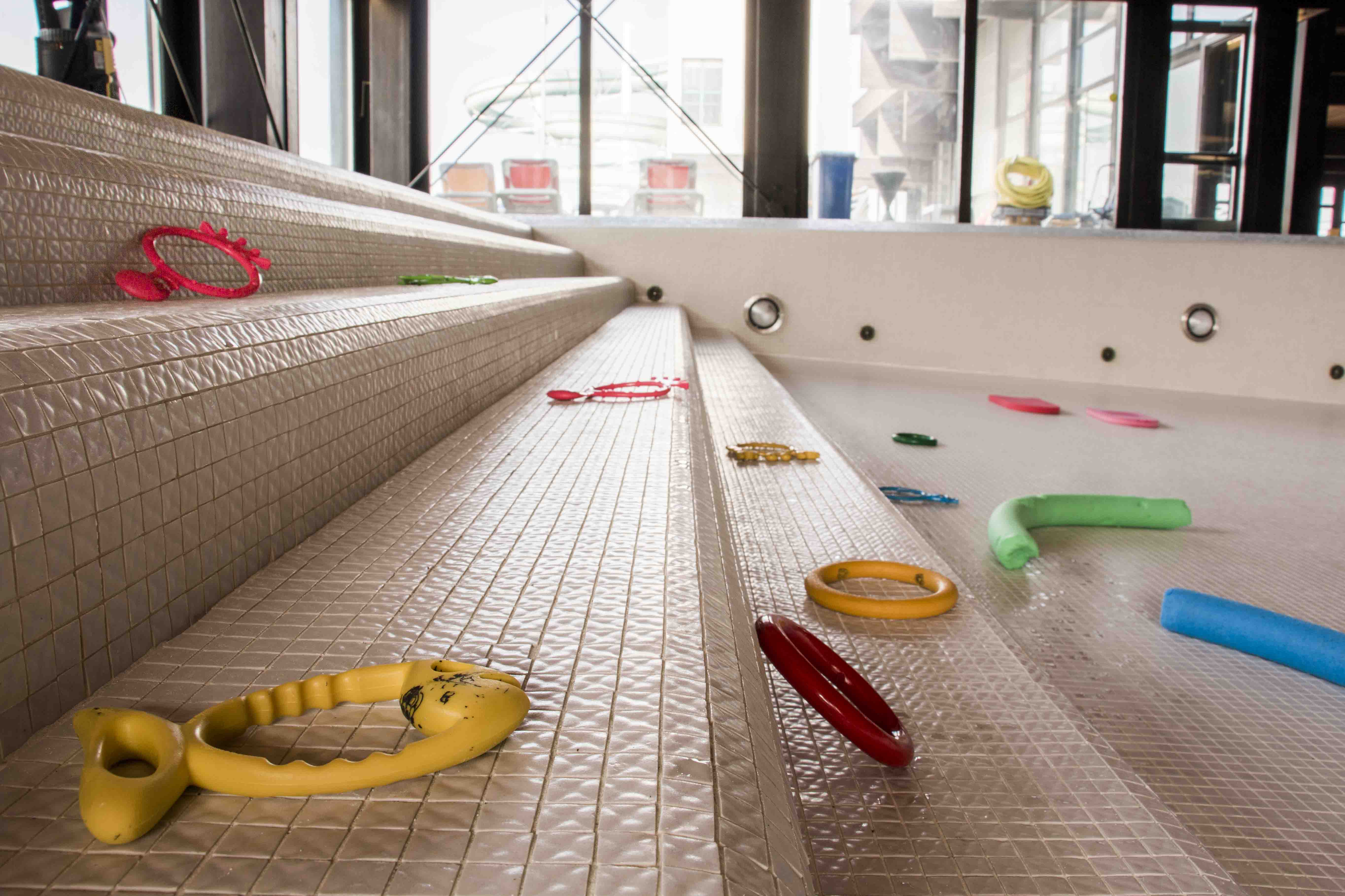 leeres Becken im Hallenbad